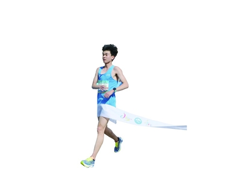 “00后”小伙李勇杰以1小时11分19秒的成绩在半程男子组项目中夺魁本专题摄影记者王晓峰赵天羿周里